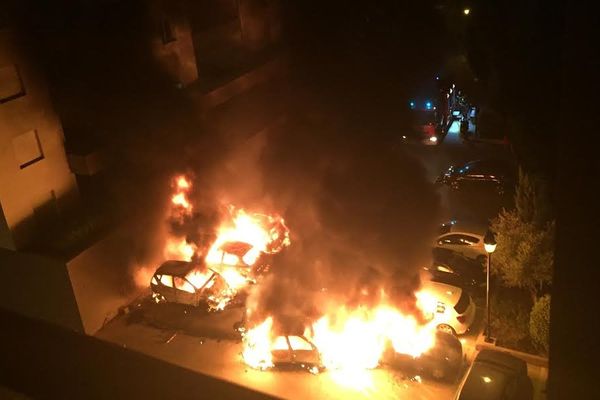 13/03/15 - Une douzaine de voitures ont été incendiées dans la nuit de jeudi à vendredi, comme ici à Bastia