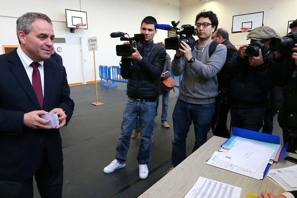 Xavier Bertrand a voté à Saint Quentin sous les yeux de nombreux journalistes