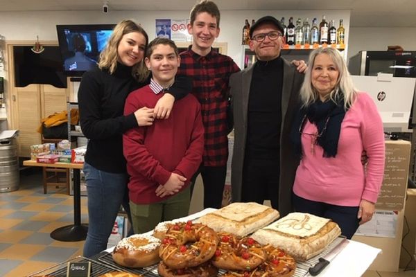 Une famille à la tête d'une épicerie au cœur du village de Caignac dans le Lauragais 