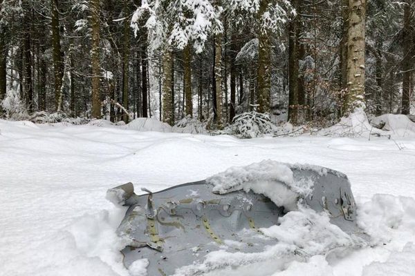 Les moyens de recherche déployés ont permis de localiser des débris d'aéronef dans la forêt du Jura.   