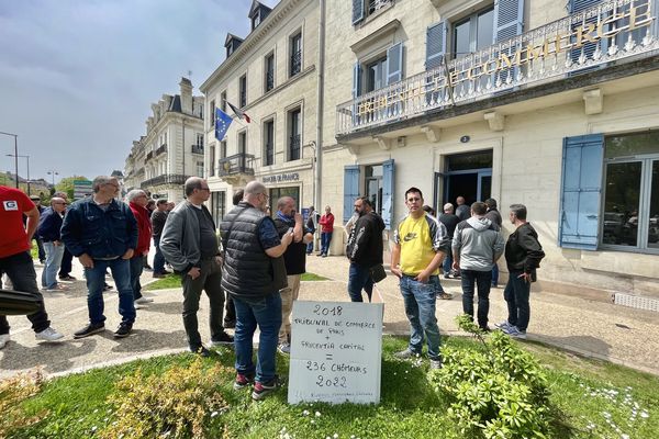 Une quarantaine de salariés des menuiseries Grégoire se sont rassemblés devant le tribunal de commerce de Périgueux.