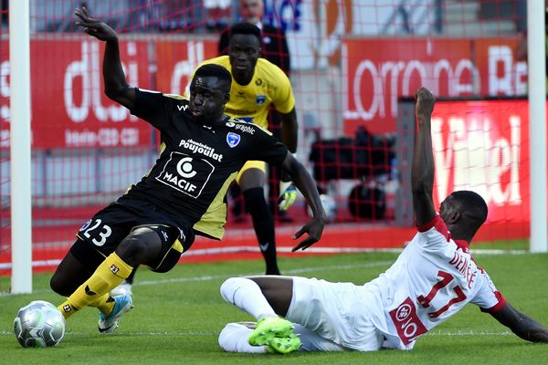 Julien Dacosta aux prises avec Malaly Dembele