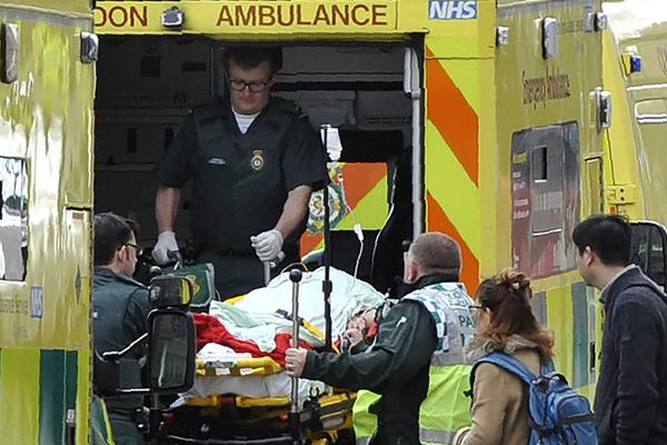 Evacuation d'un blessé sur le pont de Westminster à Londres.