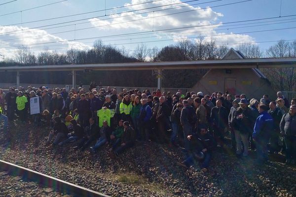 Entre 150 et 200 salariés d'Arjowiggings (Bessé-sur-Braye) ont occupé les voies de la gare de Vendôme de 11h15 à 16h15 ce lundi 25 mars 2019