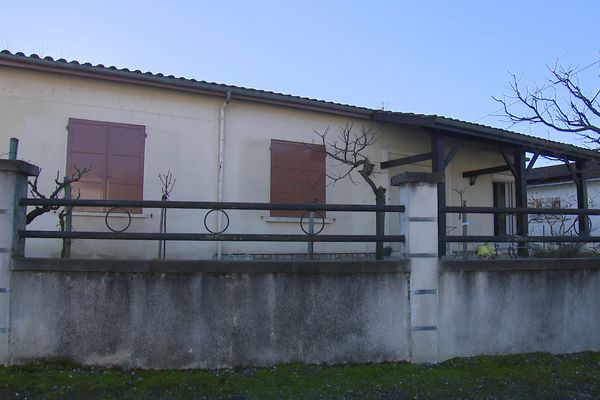 Le corps d'une octogénaire sans vie et celui de son mari blessé par balle ont été retrouvé dans cette maison à Pineuilh en Gironde. (23/01/22)