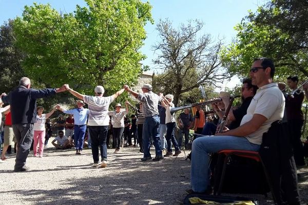 Olivier Marquès et la cobla Tres Vents lors d'una "ballada" de sardanes.