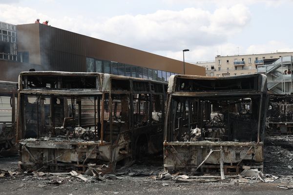 À Aubervilliers, 12 bus ont été incendiés