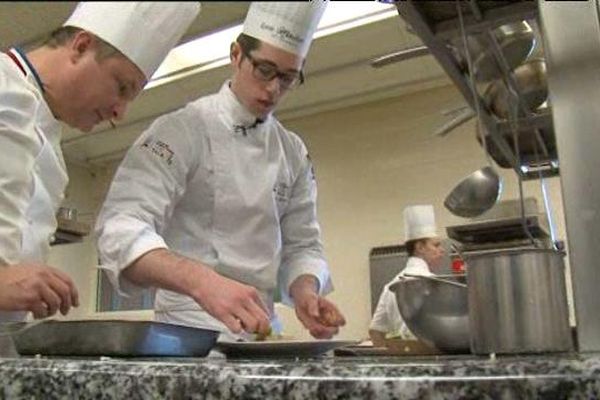 Pablo Leveau et son professeur du lycée hôtelier, lui même MOF cuisinier 2004