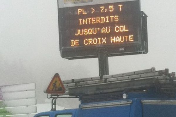 Le col de la Croix-Haute est fermé aux poids-lourds de plus de 7,5 tonnes. 