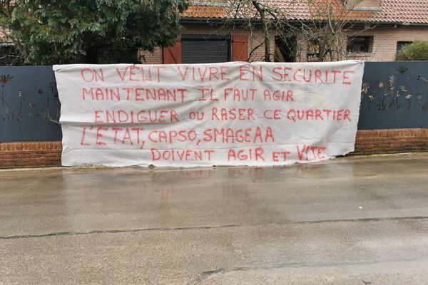 La banderole a été installée par un adjointau maire de Blendecques devant sa maison qui commence à être inondée, mardi 2 janvier 2024.