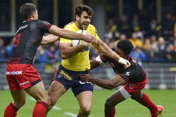 Le jeune ouvreur argentin de l'ASM Clermont-Auvergne Patricio Fernandez, sorti samedi 18 novembre sur civière lors du match face à Lyon, ne souffre finalement pas d'une fracture de la rotule d'un genou mais d'une luxation qui devrait le tenir éloigné des terrains deux mois, a-t-il expliqué lundi 20 novembre. 