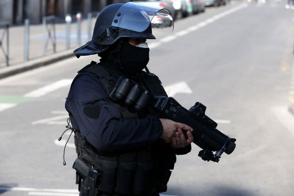 Un policier équipé d'un Lanceur de Balle de Défense en 2019 à Toulouse au moment des Gilets Jaunes