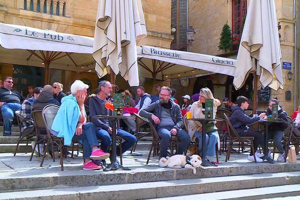 Des terrasses pleines, vous n'êtes pas à St Tropez l'été, mais à Sarlat à Pâques