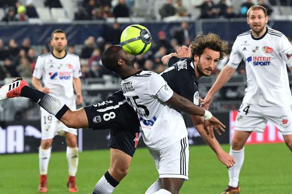 Paul Baysse contre Pape Moussa Konate lors du match de L1 entre Bordeaux et Amiens, le 10 février 2018 au Stade Matmut Atlantique.  