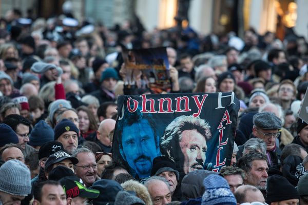 Des admirateurs de Johnny Hallyday assistent a l hommage populaire rendu au chanteur place de la Madeleine