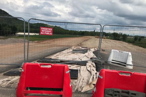 Les travaux du contournement de Châtenois, à l'arrêt depuis la décision du Tribunal administratif, le 12 mai 2023, vont pouvoir reprendre pour quelques mois, afin de finaliser la construction de la route, déjà bien engagée.