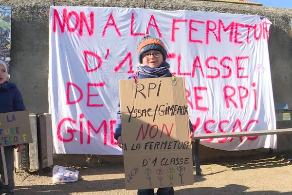 Des habitants de Gimeaux et Yssac-la-Tourette manifestent contre la fermeture d'une classe