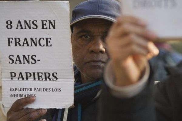 Un sans-papiers des Hauts de Seine lors d'une manifestation en mars 2012