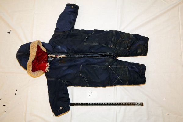 La veste bleue d'Artin Irannezhad, bébé de 15 mois dont le corps a été retrouvé au large de la Norvège. 