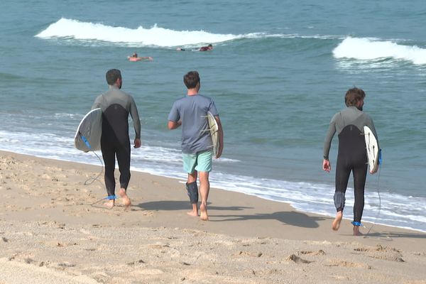 Les surfeurs de l'association Surfrider foundation ont placés des capteurs autour de leurs mollets pour analyser la pollution de l'océan. Des tests sont effectués à Biarritz, 19 juillet 2021.