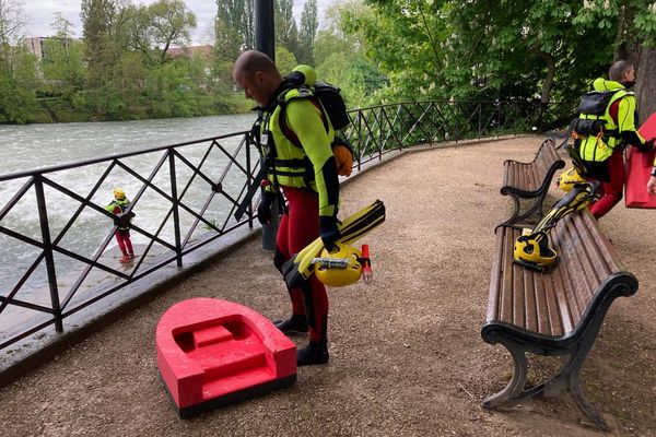 Les pompiers du Doubs en opération de recherche au parc Micaud.