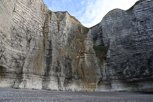 Vue au pied de falaises normandes