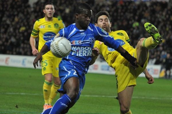 Souleymane Sawadogo (en bleu) lors du match Nantes - Auxerre le 17 décembre 2013