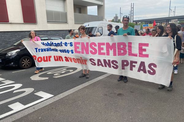 Près de 300 personnes ont défilé dans les rues d'Oullins-Pierre-Bénite ce dimanche pour "un avenir sans PFAS".