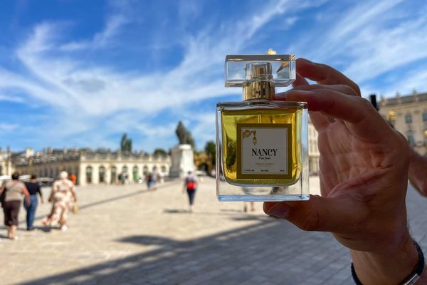 La cité ducale, son patrimoine, son histoire et ses arts sont résumés dans un flacon de 50 ml, en vente à l'office de tourisme de Nancy.