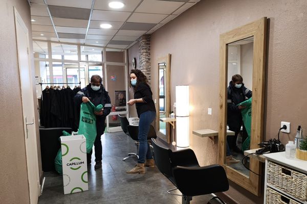 A Issoire, dans le Puy-de-Dôme, les facteurs collectent des cheveux chez les coiffeurs pour les recycler.