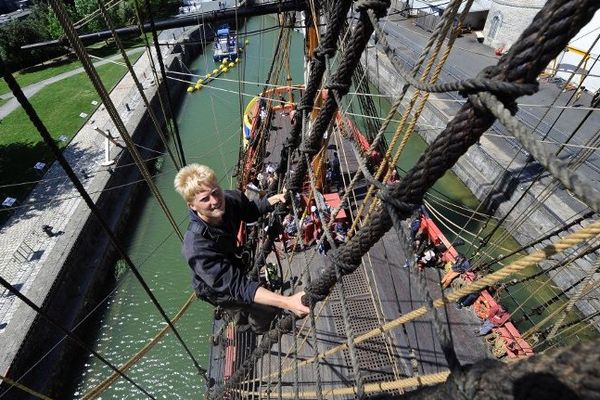 L'un des volontaires à l'entraînement sur la réplique de l'Hermione à Rochefort (17)