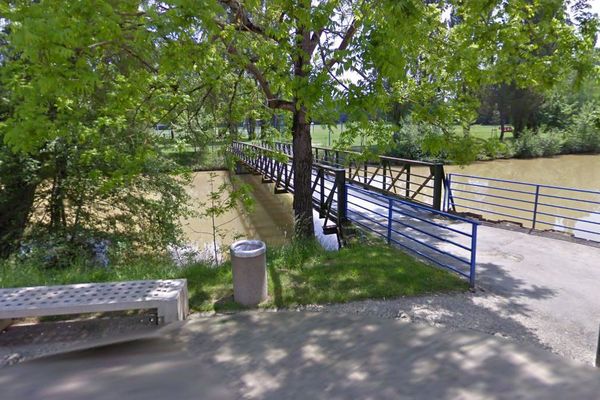 La passerelle près de laquelle la vieille dame est tombée à l'eau