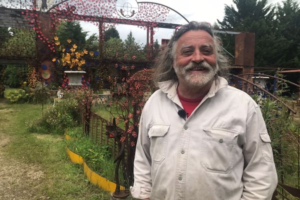 François Alix sculpte notamment des fleurs en métal avec de la ferraille, entreposée sur son terrain. L'Etat lui demande de régulariser son installation.