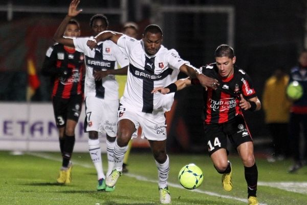 L’attaquant niçois Jérémy Pied (d) à la lutte avec un défenseur rennais, le 11 décembre 2012