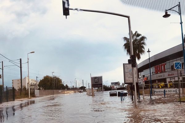 Ce dimanche 3 novembre, les chaussées sont souvent partiellement inondées après le passage de la tempête Amélie. 