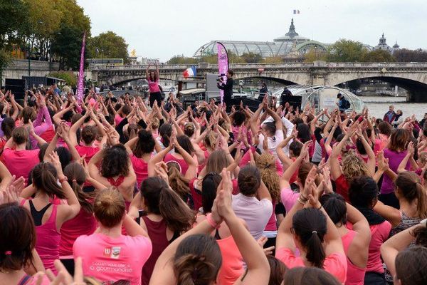 Une Zumba géante était organiséeà Paris ce dimanche pour soutenir la bataille contre le cancer du sein.