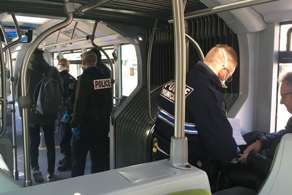 Des contrôles de police dans les transports urbains de Saint-Nazaire pour vérifier les motifs de déplacements des voyageurs