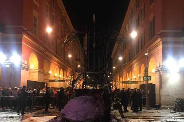 Les restes du roi du carnaval de Nice, brûlé place Massena samedi soir.