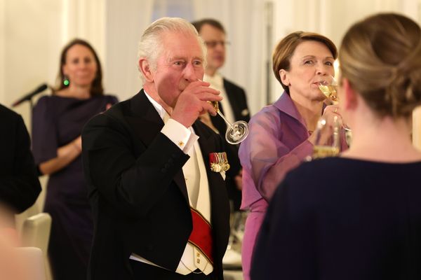 Dîner d'État au château de Bellevue (Berlin, la capitale allemande) le 29 mars 2023, où Charles III trempe ses royales lèvres dans du champagne (dont la marque n'est pas connue).