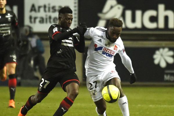 L'attaquant amiénois Stiven Mendoza, aux prises avec Hamari Traoré, samedi 3 mars.