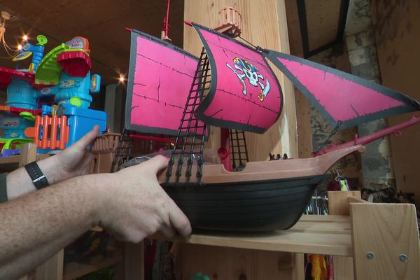 Les jouets reconditionnés de l'association Brest en Jouets, comme ce bateau playmobile font fureur depuis qu'ils sont vendus dans la recyclerie les Insolites à Brest.