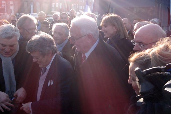 Frédéric Cuvillier, ministre des Transports, avec entre autres, Jean-Louis Borloo, député du Valenciennois, Francis Decourrière, président du syndicat intercommunal pour les transports urbains de la région de Valenciennes, et Alain Bocquet, député-maire de Saint-Amand-les-Eaux