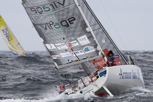 Erwan Tabarly (Armor Lux) en chasse derrière le Macif de Yoann Richome