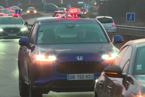 Les taxis ont mené une opération escargot sur la rocade du Havre, ce lundi 29 janvier 2024.