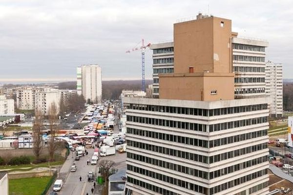 La tour Utrillo se situe à la frontière des villes de Clichy-sous-Bois et Montfermeil, à proximité du marché Anatole-France et du stade Henri-Vidal.