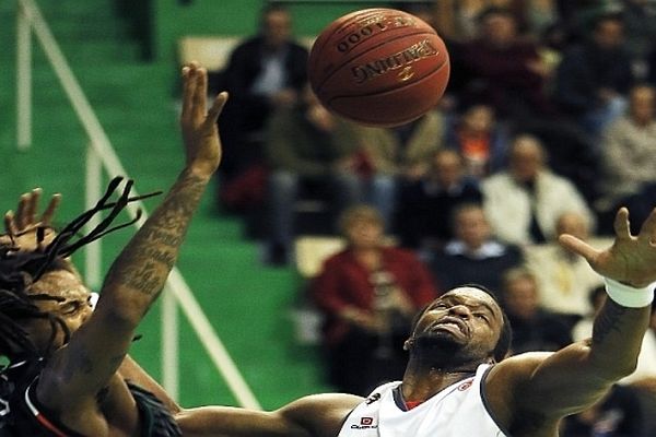 Le Chalonnais Shelden Williams (à droite) aux prises avec le joueur de Sienne David Moss lors du match d'Euroleague du 2 novembre 2012 en Italie