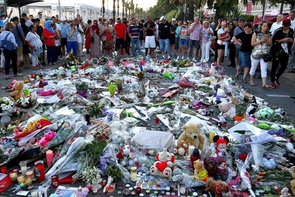 Les hommages se multiplient sur la Promenade des Anglais à Nice.