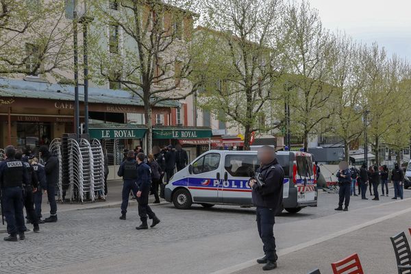 Une reconstitution de l'attentat du 4 avril 2020 à Roman-sur-Isère.