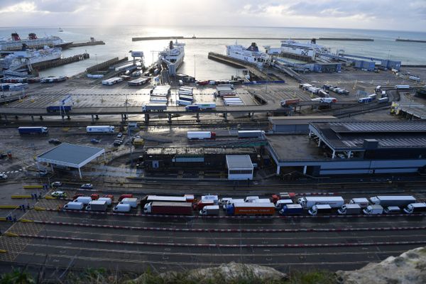 Des centaines et des centaines de poids lourds sont toujours bloqués aux alentours de Douvres, en ce vendredi de Noël.