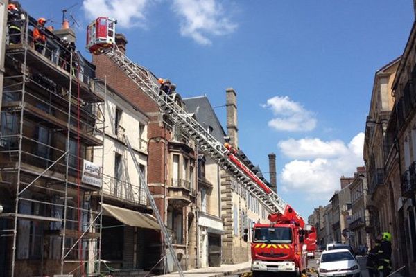 L'incendie s'est déclaré dans les combles de cette maison située rue Saint-Blaise à Alençon